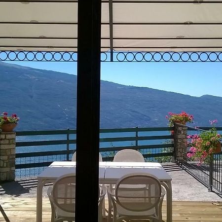 Casa Navla' Appartamenti "Ulivi"- "Fiori" -"Velieri"-"Luna"-"Nido"-"Taverna" Tignale Exterior photo